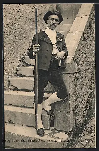 AK Les Pyrénées, Guide, ein französischer Bergführer in Trachtenkleidung