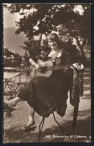 AK Junge Frau in Tracht mit Gitarre
