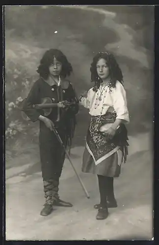 AK Zwei junge Musiker, einer mit Geige