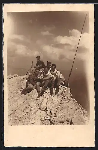 AK Bergsteiger bei einer Gipfelrast auf der Zugspitze