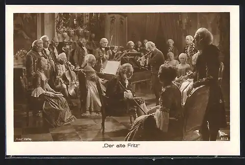 AK Filmszene aus Der alte Fritz, Abendgesellschaft lauscht einem Konzert