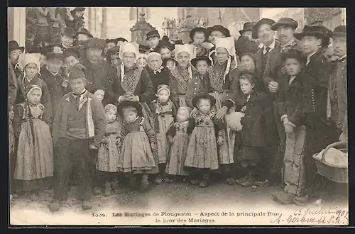 AK Plougastel, Aspect de la principale Rue le jour des Mariages