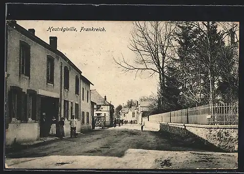 AK Heutrégiville, Une Rue