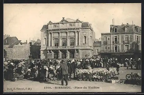 AK St-Brieuc, Le Théatre, la place devant le théâtre un jour de marché