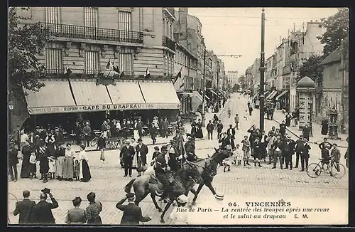 AK Vincennes, Rue de Paris, La rentrée des troupes après une revue et le salut au drapeau