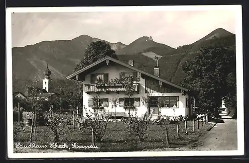 AK Grassau / Chiemgau, Landhaus Scheck gegen die Berge