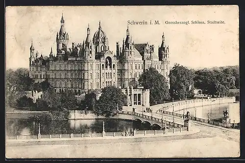 AK Schwerin / Mecklenburg, das Schloss mit Brücke