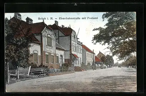 AK Brück i. M., Eisenbahnstrasse mit Postamt