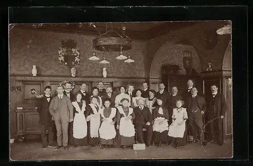 Foto-AK Bad Berka, Bedienstete des Kurhotels Schloss Gutenberg, Tannrodaer Str. 34