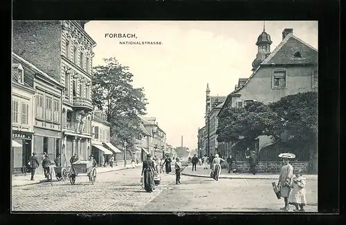 AK Forbach, Nationalstrasse mit Passanten