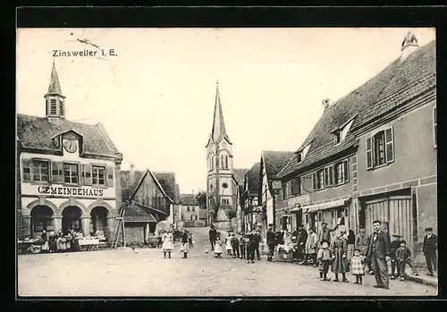 AK Zinsweiler i. E, Strassenpartie mit Gemeindehaus und Kirche