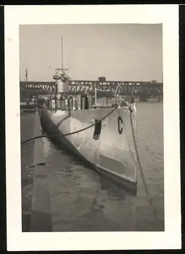 Fotografie Machi`s Studio, USA 1939, Ansicht eines U-Bootes am Anleger