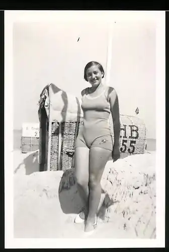 Fotografie Bademode, Junge Frau im Badeanzug vor Strandkörben