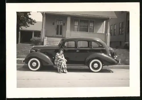 Fotografie Machi's Studio, Auto US-Car, junge Frau auf Trittbrett sitzend, USA 1939