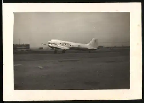 Fotografie Machi's Studio, Flugzeug Douglas DC-3 auf einem Flughafen Rollfeld, USA 1939