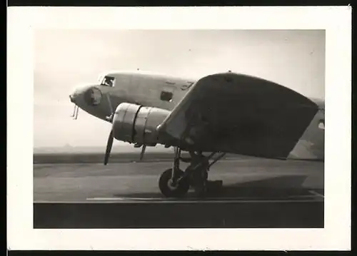 Fotografie Machi's Studio, Flugzeug Douglas DC-3 auf einem Flughafen, USA 1939
