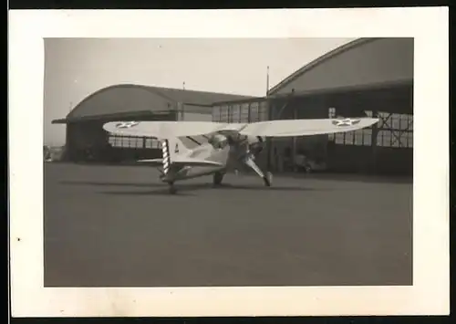Fotografie Machi's Studio, Flugzeug Hochdecker Propellermaschine vor einem Hangar, USA 1939