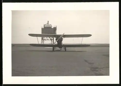 Fotografie Machi's Studio, Flugzeug Doppeldecker mit Sternmotor auf einem Flughafen, USA 1939