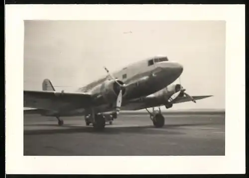 Fotografie Machi's Studio, Flugzeug Douglas DC-3 auf einem Flughafen-Rollfeld, USA 1939
