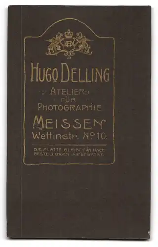 Fotografie Hugo Delling, Meissen, Wettingstr. 10, Süsses Kleinkind im Hemd mit nackigen Füssen
