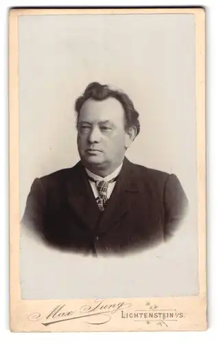 Fotografie Max Jung, Lichtenstein-Callnberg i. S., Schulgasse 175, Bürgerlicher Herr im Anzug mit Krawatte