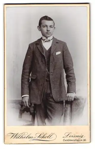 Fotografie Wilhelm Scholl, Leisnig, Colditzerstr. 36, Junger Herr im Anzug mit Fliege