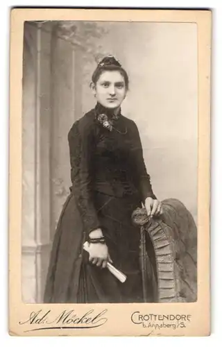 Fotografie Adolf Möckel, Crottendorf bei Annaberg, Junge Dame in schwarzer Kleidung