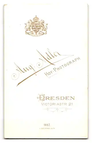 Fotografie Aug. Adler, Dresden, Victoriastr. 21, Kleinkind im Hemd mit nackigen Füssen