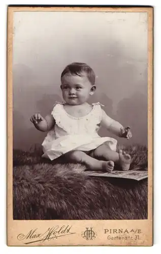 Fotografie Max Hodt, Pirna a. E., Gartenstr. 31, Süsses Kleinkind im Hemd mit nackigen Füssen
