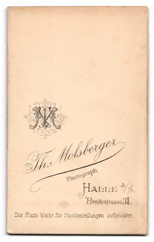 Fotografie Th. Molsberger, Halle a. S., Breitestr. 31, Junger Herr im Anzug mit Zwicker