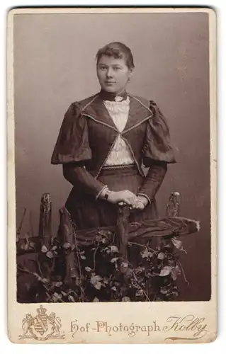 Fotografie Kolby, Zwickau, Äussere Plauensche Str. 17, Junge Dame in modischer Kleidung
