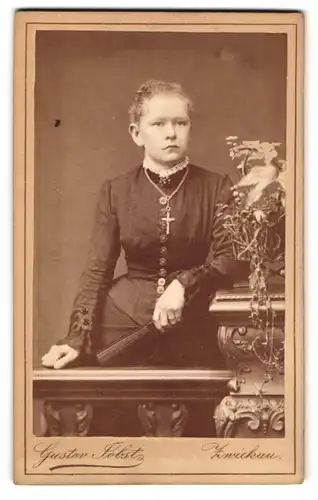 Fotografie Gustav Jobst, Zwickau, Äussere Schneebergerstr. 20, Junge Dame in Bluse mit Kreuzkette