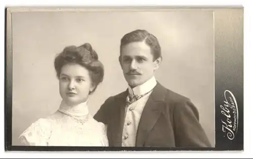 Fotografie Kolby, Zwickau i. S., Junges Paar in eleganter Kleidung