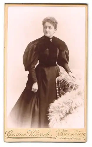 Fotografie Gustav Karsch, Dresden-N., Antonstr. 2, Junge Dame im Kleid mit Puffärmeln