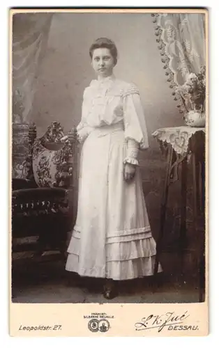 Fotografie L. K. Jué, Dessau, Leopoldstr. 27, Junge Dame in weisser Kleidung