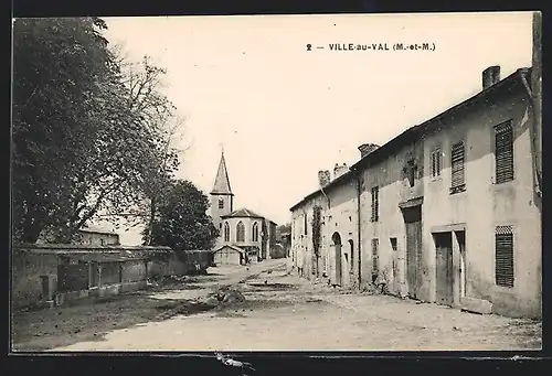 AK Ville-au-Val, Strassenpartie mit Blick zur Kirche