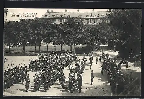 AK Vincennes, Intérieur du Fort, Une Revue