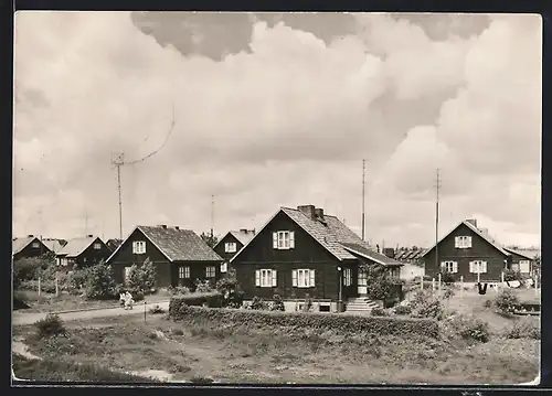 AK Helbra, Holzhaus-Siedlung unter wolkigem Himmel