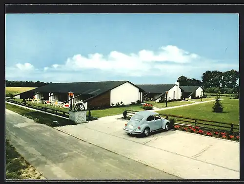 AK Bothel, Landhotel Ferienzentrum mit drei Bungalows, parkender VW Käfer