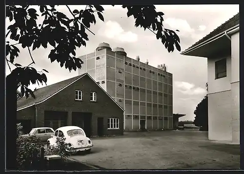 AK Beesten, Hinterhof mit VW Käfer und Industriegebäude