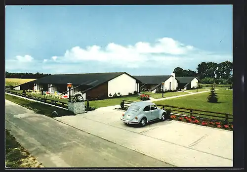 AK Bothel, Landhotel Ferienzentrum, Drei Bungalows und ein parkender VW Käfer