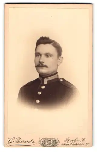 Fotografie G. Bierentz, Berlin, preussischer Artillerie Uffz. in Uniform mit Mustasch