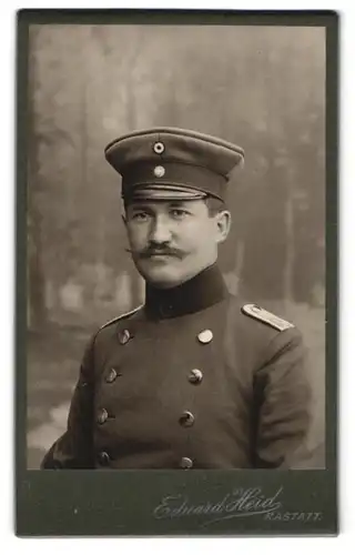 Fotografie Eduard Heid, Rastatt, Offizier in Uniform mit Mustasch