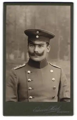 Fotografie Eduard Heid, Rastatt, Kriegstrasse 19, Offizier in Uniform Rgt. 13 mit Schirmmütze