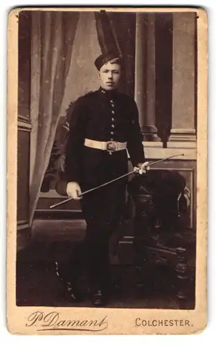 Fotografie P. Damant, Colchester, junger englischer Soldat in Uniform mit mit Gerte