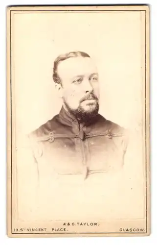 Fotografie A. & G. Taylor, Glasgow, schottischer Husar in Uniform mit Vollbart