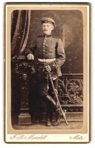 Fotografie F. B. Maroldt, Metz, Soldat in Uniform mit Säbel und Sporen