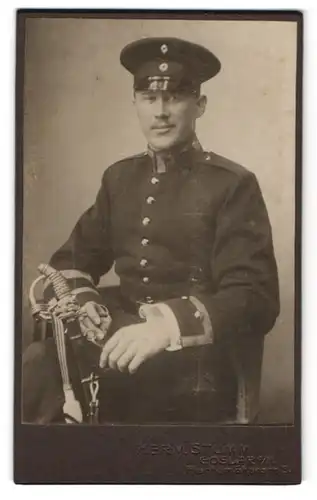 Fotografie Herm. Stumm, Goslar, Vieze Feldwebel in Uniform 10. Jäger Bataillon mit Säbel