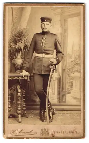 Fotografie K. Mandler, Strassburg i. E., Soldat in Uniform mit Säbel und Portepee
