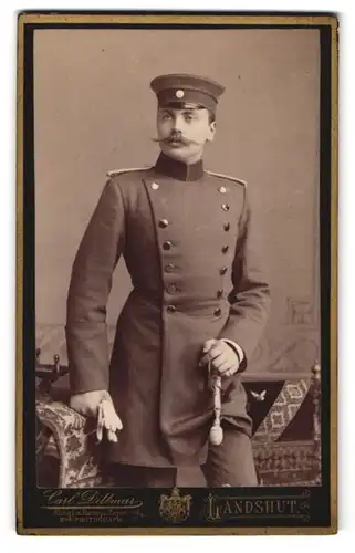 Fotografie Carl Dittmar, Landshut, Soldat in Uniform mit Säbel und Portepee